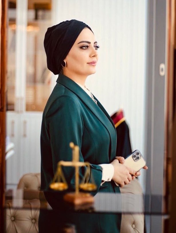 HaberReport's tweet photo. Timur Soykan, Semra Ilık dosyasına yönelik:

"Bir avukat var, Ankara'daki lüks ofisinde 'Külliye'nin, yani sarayın avukatı' olarak tanıtan bir isim.

Bu kişi gerçekten de saraya yakın. Siyasilerle fotoğrafları dolu, yandaşlarla fotoğrafları dolu.

Ve bu kişi gözaltına alındı.

Açılan davanın iddianamesinden iki çok büyük skandal çıktı.

Normal bir ülkede olsa, demokrasinin D'si olan bir ülkede olsa yeri yerinden oynatacak skandallar.

Ama Türkiye artık skandallara karşı refleksini yitirdi."
(OnlarTV)