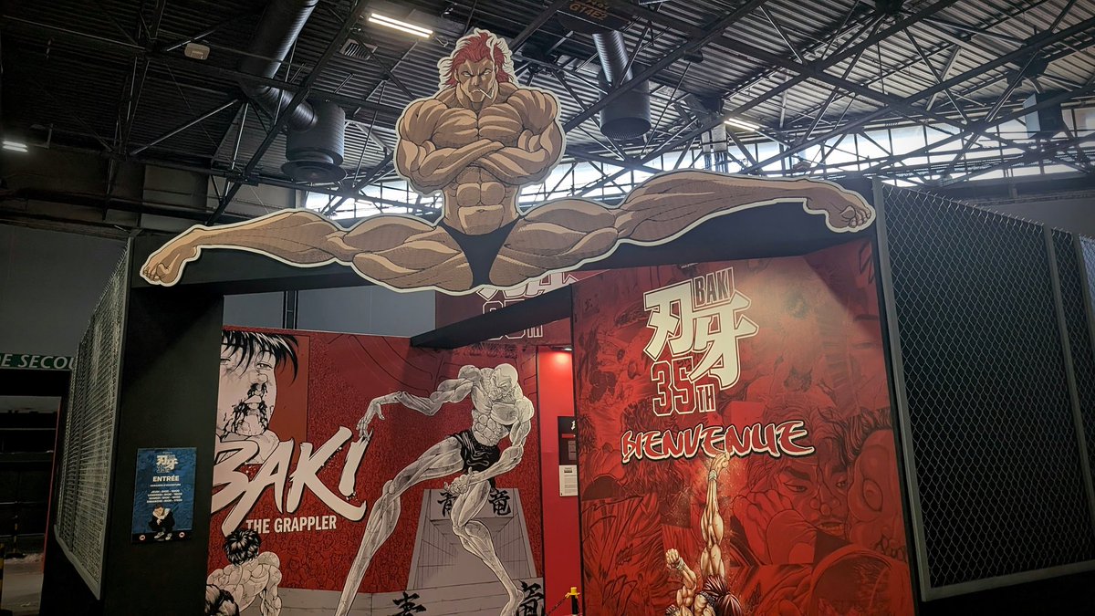 BabiIonya's tweet photo. L'exposition Baki à Japan Expo est très jolie, une belle scénographie, une rétrospective sur toutes les parties de Baki et le travail de Keisuke Itagaki (œuvres publié chez @MeianFR.) Le fait que l'extérieur soit une arène avec grillages, excellent. https://t.co/cCYYFdaOck