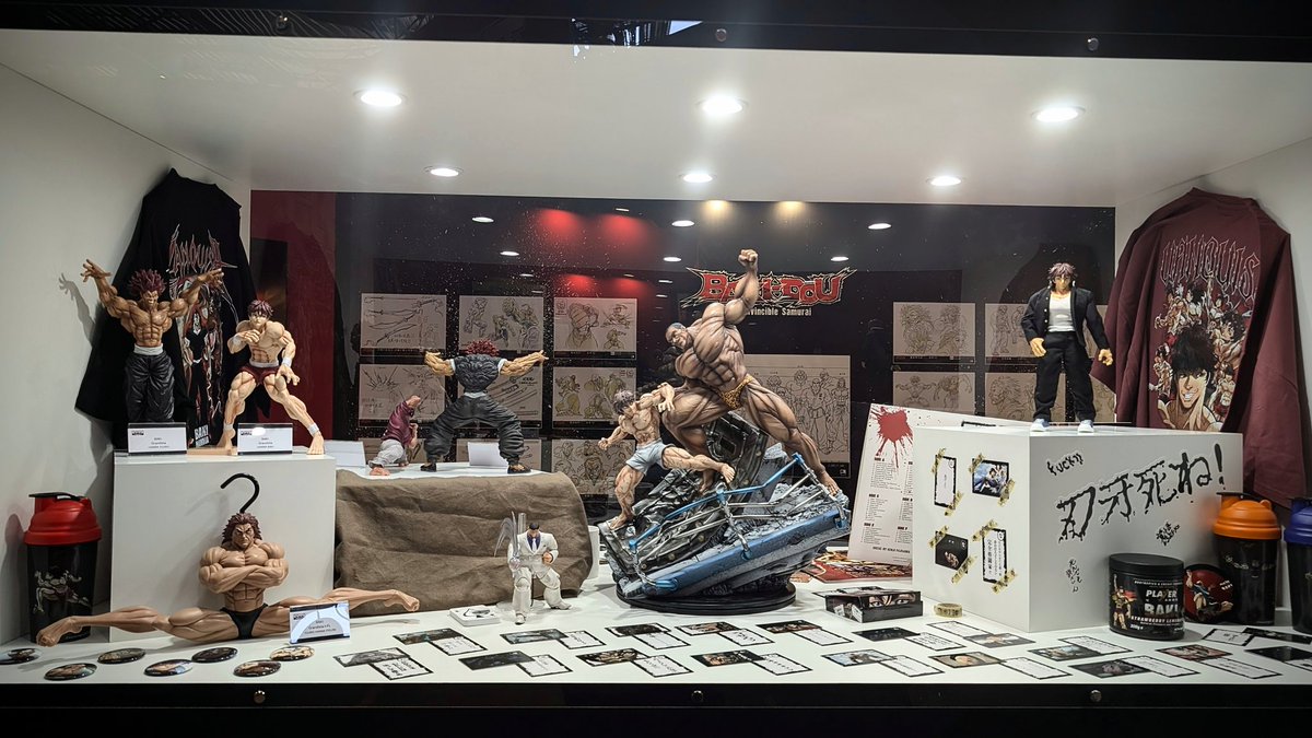 BabiIonya's tweet photo. L'exposition Baki à Japan Expo est très jolie, une belle scénographie, une rétrospective sur toutes les parties de Baki et le travail de Keisuke Itagaki (œuvres publié chez @MeianFR.) Le fait que l'extérieur soit une arène avec grillages, excellent. https://t.co/cCYYFdaOck