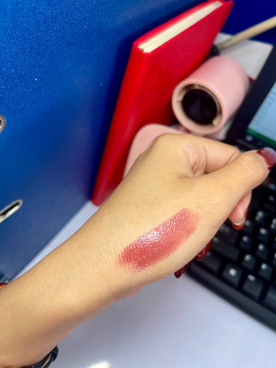 el_chaeng's tweet photo. kenapa baru tau sekarang ternyata tinted lipbalm nya hanasui sebagus ini‼️🥹 https://t.co/A2txo2Nuhj