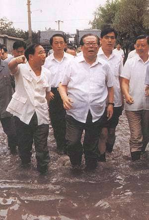 wangjupaian's tweet photo. 【江泽民洪水视察旧照，成抖音敏感图？】近日，有网友称，自己在洪灾期间于抖音发布一张江泽民当年视察洪水的旧照片，结果账号被直接封禁，而且是永久封禁。

旧时代的慰问图，新时代的违规图。而且，现在用抖音识图搜索这张照片，发现搜索结果为空。