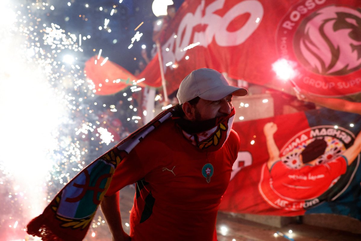 le_Parisien's tweet photo. À la veille du quart de finale, des supporters marocains ont perturbé la nuit des Bleus avec des feux d’artifice et des tambours devant leur hôtel ➡️ https://t.co/yTpQmXgUJP https://t.co/nLdesBHYSB