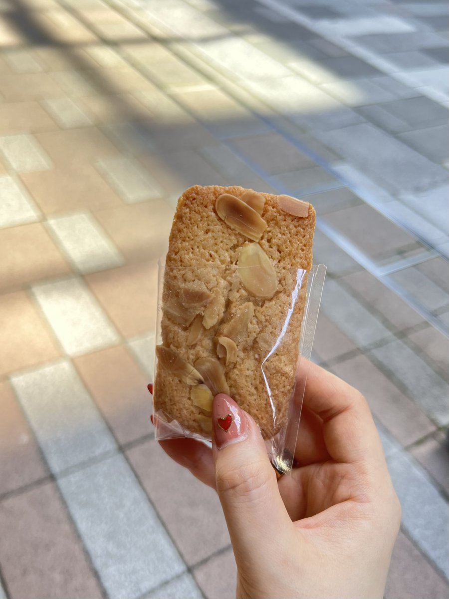 pubusuke's tweet photo. 日本橋三越マモンエフィーユ、13時でｽｯｶﾗｶﾝ！
まあフィナンシェひとつだけでも美味いですからねマモンは(新作のデカマドレモンが食べたかった人) https://t.co/ENtw1CF8YM