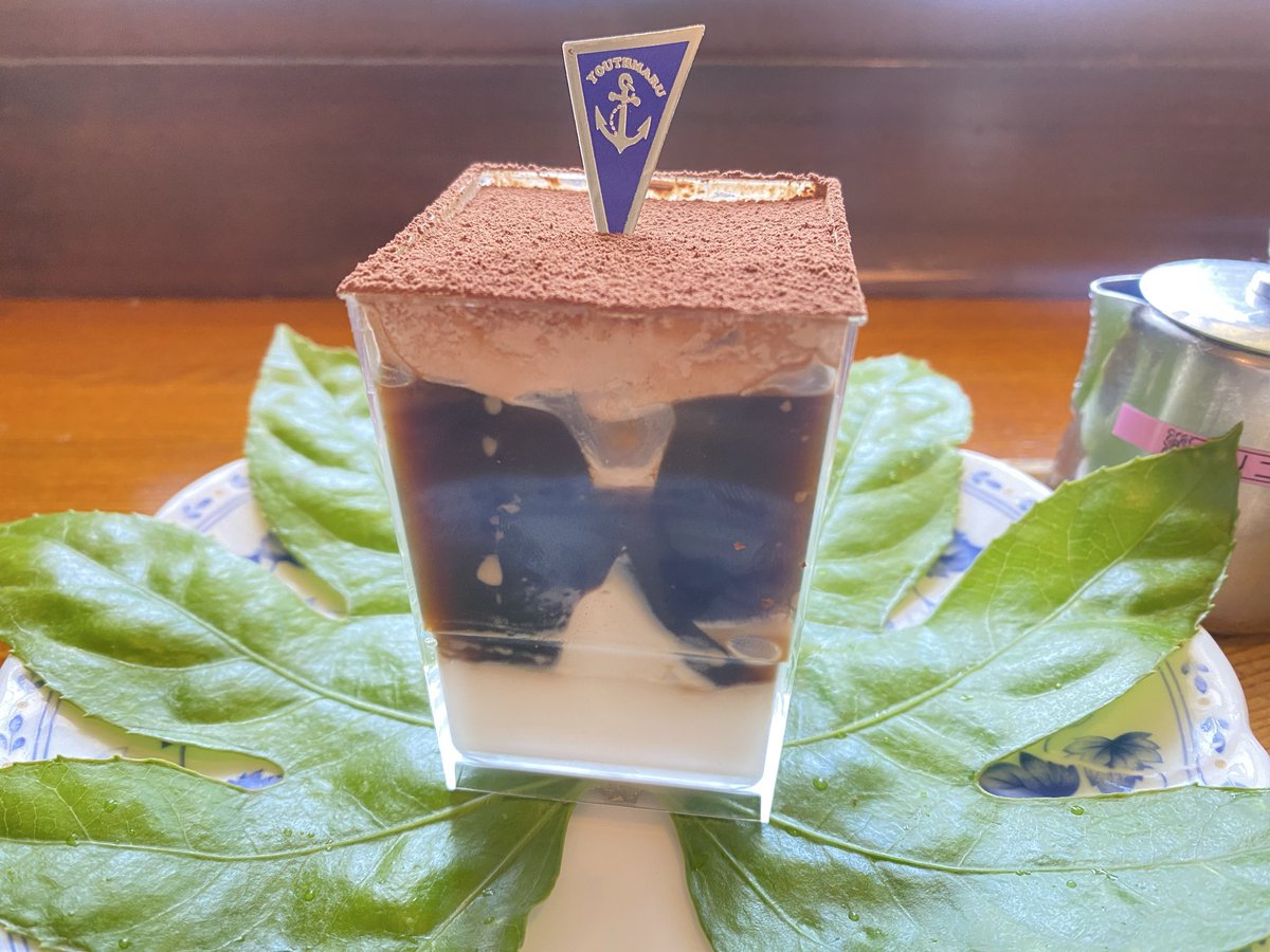 amp_hiroyasu's tweet photo. 暑すぎ。ちょっと出勤前に涼んでいく。
ユース丸のコーヒーゼリー。
アイスコーヒーと被るがまぁいい。
暑いのに仕事とか無いわー(´・ω・｀) https://t.co/ScIUck7fnu