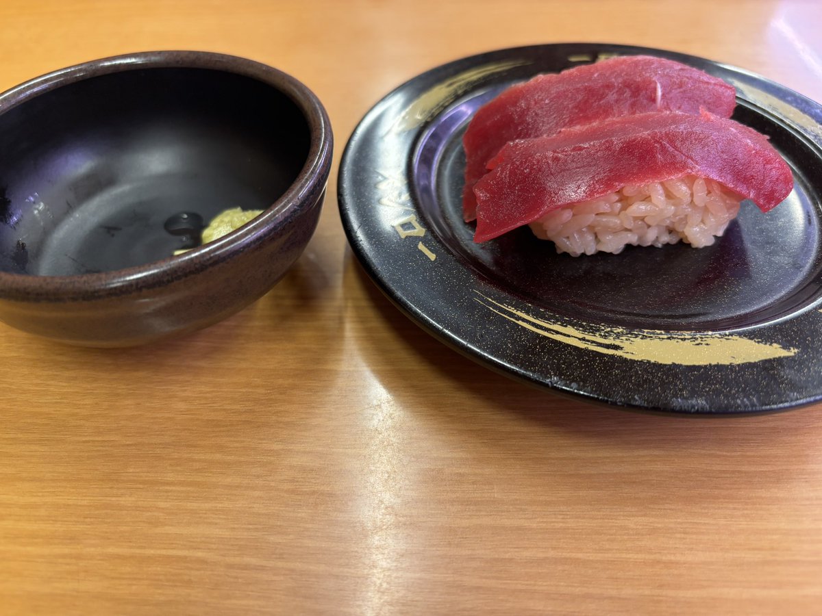 echonight2106's tweet photo. |  ॑꒳ ॑)スシローの赤シャリ、本マグロを

甘味を抑えたシャリですが酢の酸味が強い訳ではないいいバランス

マグロは美味しい…んだけど…

エバグリーンのマグロの方が美味しいと思うし

通常の赤身の倍はする値段には見合ってないかな…?

本ワサビ50円は風味を感じれて良き

┏○ご馳走様でした https://t.co/LRo0KQUyKR