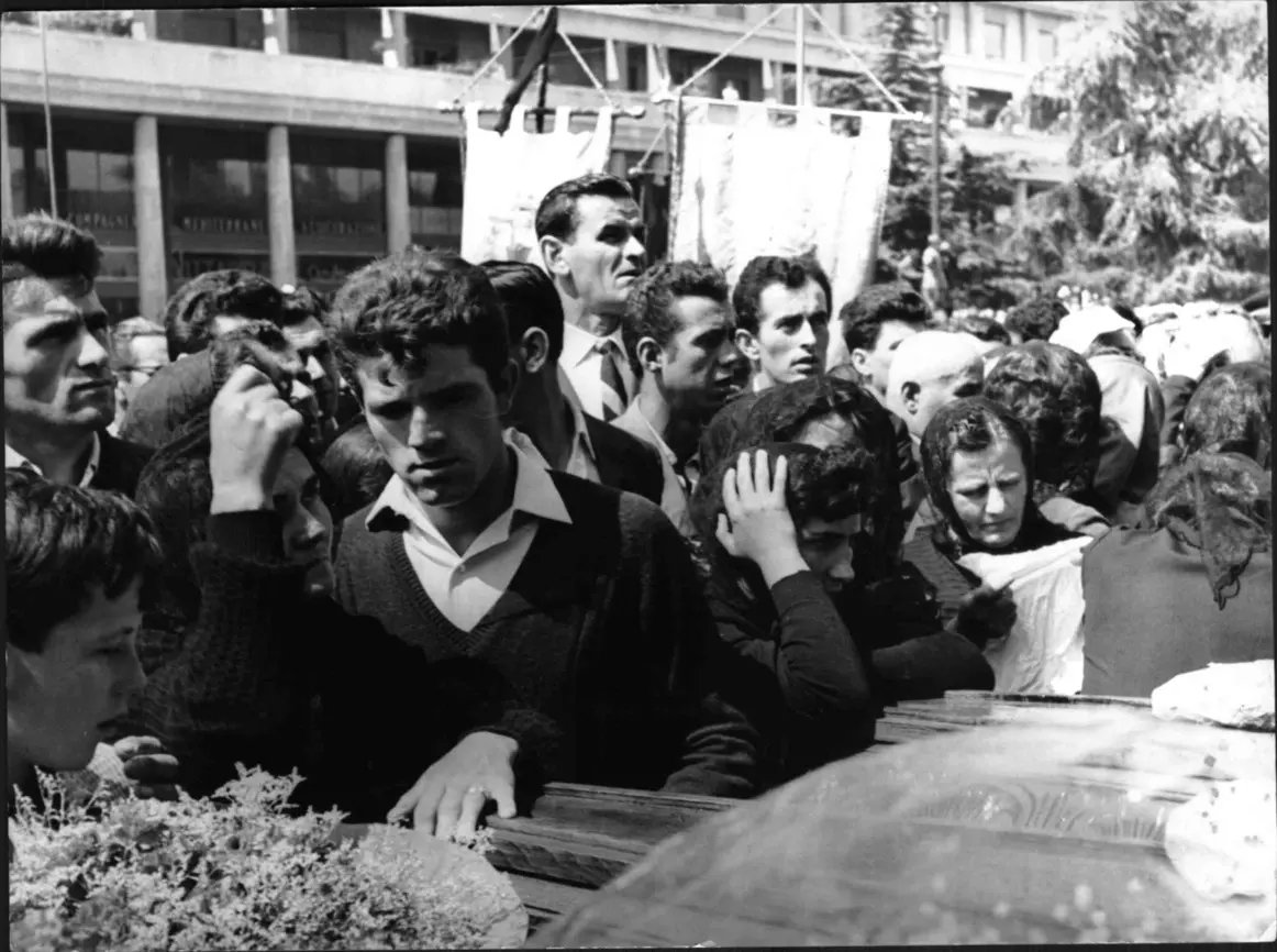 IveserVenezia's tweet photo. 9 luglio 1960: i funerali per i caduti di Reggio Emilia https://t.co/lYAlDH5nuX