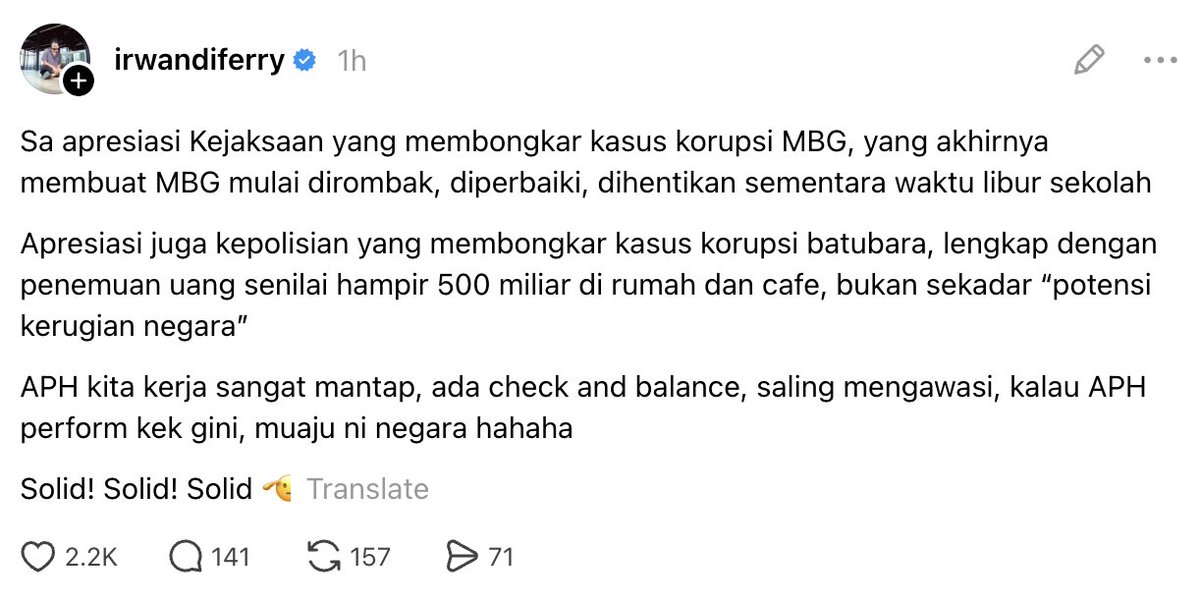 insidefolkative's tweet photo. Ferry Irwandi beri apresiasi kepada aparat penegak hukum usai sederet kasus korupsi terungkap, di Threads-nya ia bilang, 

"Sa apresiasi Kejaksaan yang membongkar kasus korupsi MBG, yang akhirnya membuat MBG mulai dirombak, diperbaiki, dihentikan sementara waktu libur sekolah

Apresiasi juga kepolisian yang membongkar kasus korupsi batubara, lengkap dengan penemuan uang senilai hampir 500 miliar di rumah dan cafe, bukan sekadar “potensi kerugian negara”

APH kita kerja sangat mantap, ada check and balance, saling mengawasi, kalau APH perform kek gini, muaju ni negara hahaha

Solid! Solid! Solid 🫡"