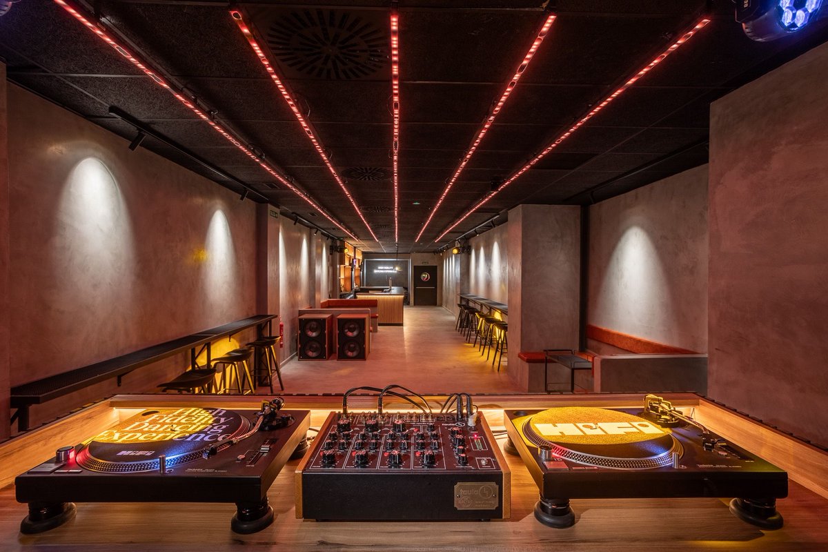 culturplaza's tweet photo. Admire Audio, la marca valenciana que adoran los audiófilos más exquisitos de todo el mundo

 🔗 https://t.co/XCsMZw6JnW

Visitamos el taller en el que Daniel Reina diseña y construye de forma artesanal y personalizada equipamientos de sonido de alta eficiencia https://t.co/sb2meDnvE6