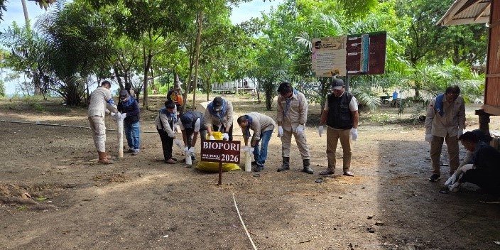 BTR_newmaterial's tweet photo. Cleaner communities start with all of us. 🌿

Together with our partners, BTR joined local residents on Pulau Langgala for community clean-up activities and environmental awareness initiatives—because lasting change begins with collective action.

#BTR #Indonesia #ESG #Sustainability #Community