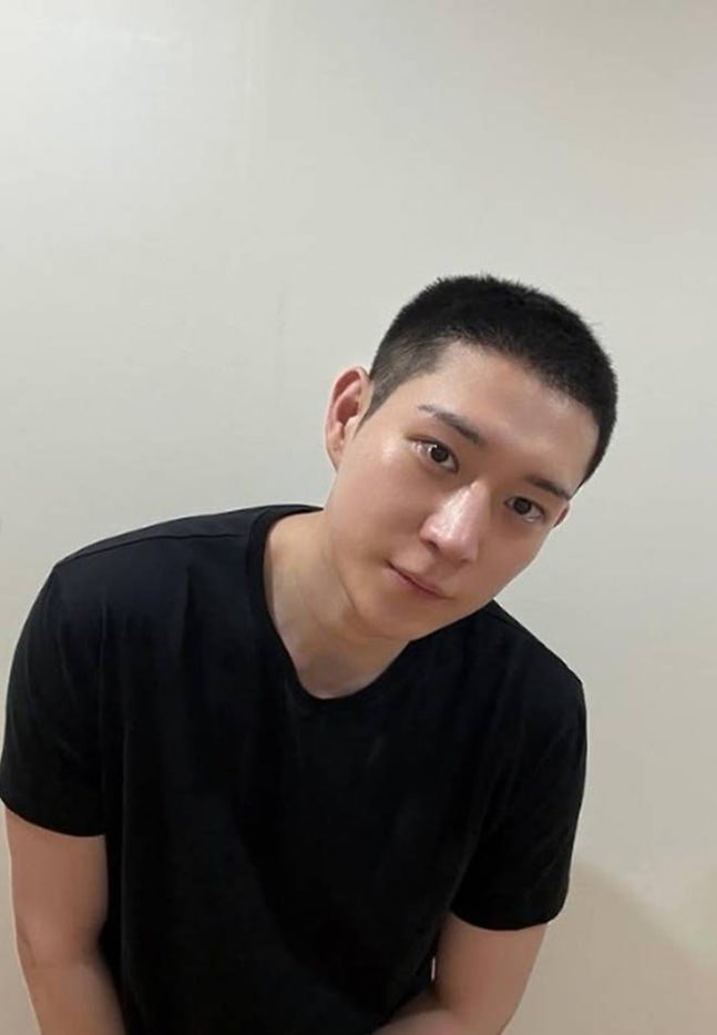 tang__kira's tweet photo. Agensi mengabarkan kalau Kim Youngdae telah lolos audis band militer pada akhir Juni daan saat ini wamil di divisi infanteri 12 sebagai bagian dar band militer

https://t.co/LrrUXYA1Ek https://t.co/crjxIpBePW