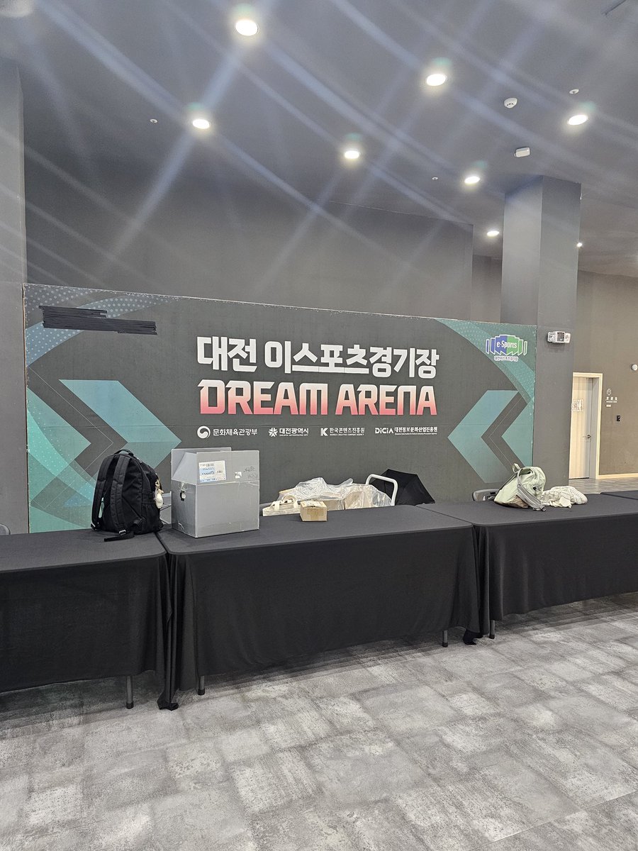 keullaudeu04's tweet photo. 오늘 하루만 건물안으로 옮겼습니다! https://t.co/guyLPoJpVR