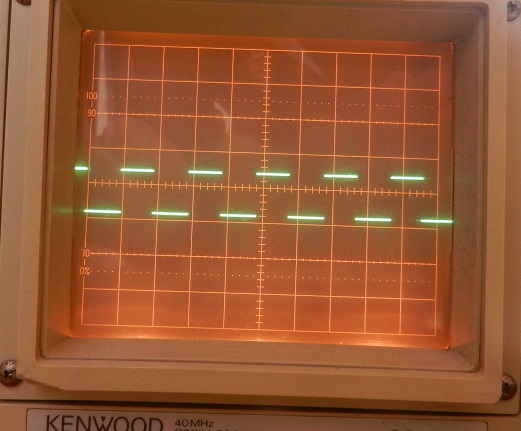 JYATSUYANAGI's tweet photo. 金田式DCアンプの矩形波試験結果。10Hz(左上)、100Hz(右上)、1kHz(左下)、10kHz(右下)。10Hzは動画でないと記録できない。10Hzから10kHzまでリンギングもサグも無く矩形波が完璧に通る。球アンプではマネのできない音場再現と特性。
#金田式DCアンプ
#電池式GOA
#No91
#矩形波試験 https://t.co/yYuHvaUI4w