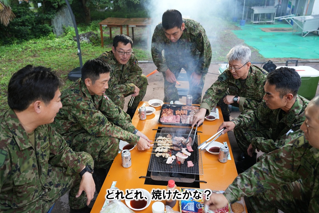 NFirstdivision's tweet photo. 【爽やかＢＢＱ】
#第1師団 朝霞支部は、7月2日に「第１回爽やかＢＢＱ」と題し、課業外に懇親会を実施しました。#第１偵察戦闘大隊 、#第１施設大隊 、#偵察戦闘直接支援隊 の所属幹部が参加して部隊間の融和を深め、訓練最盛期に向けて心と備長炭に火を灯しました。 #血液型はバーベキューソース https://t.co/61VfNCjtxz