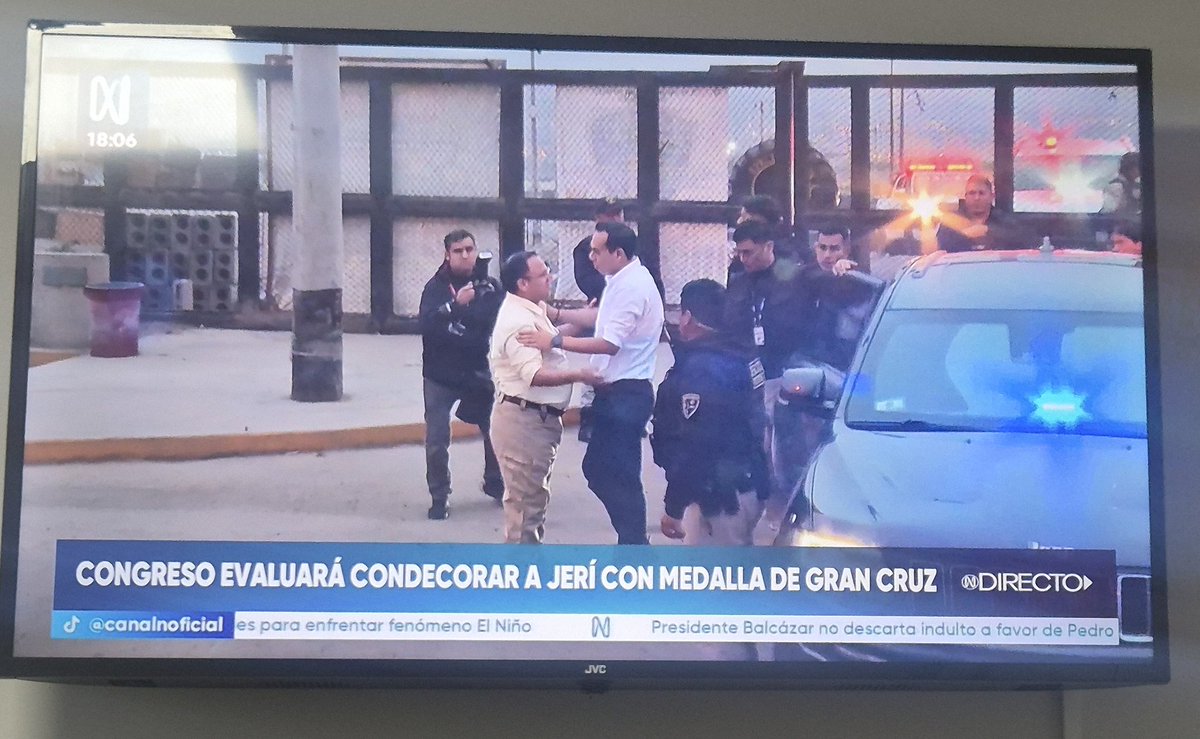 ysmael_tasayco's tweet photo. ¿En serio quieren condecorar a José Jerí?
¿Van a invitar a su amigo el chino Jhony a la ceremonia?

¿Tan rápido olvidaron porqué lo censuraron? Este Congreso dando roche hasta el final. https://t.co/8pNNZiCEdK