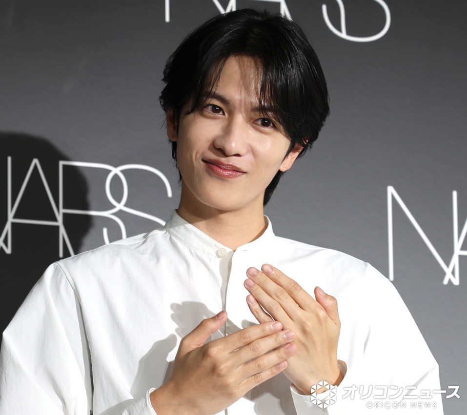 oricon's tweet photo. 志尊淳、朝のルーティン3箇条紹介🍌
「これがないと、外には出られない」
⠀
水は朝500～750ml飲む習慣
「もともと飲まないタイプなので一度に…」
https://t.co/DTakTCn7UZ
⠀
「NARS」PRイベント登壇
⠀
@jun_shison0305 https://t.co/hzl5iPkRAN