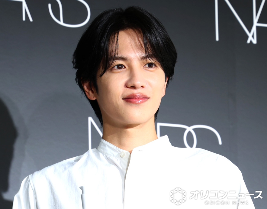 oricon's tweet photo. 志尊淳、朝のルーティン3箇条紹介🍌
「これがないと、外には出られない」
⠀
水は朝500～750ml飲む習慣
「もともと飲まないタイプなので一度に…」
https://t.co/DTakTCn7UZ
⠀
「NARS」PRイベント登壇
⠀
@jun_shison0305 https://t.co/hzl5iPkRAN