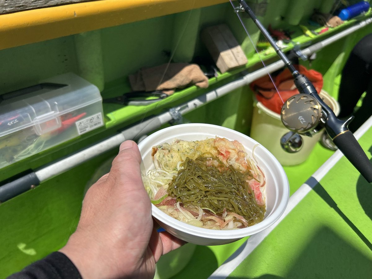 camelst's tweet photo. 夏空の下
海の上で食べる
冷たいうどんのうまさよ https://t.co/SkpMutRtOt