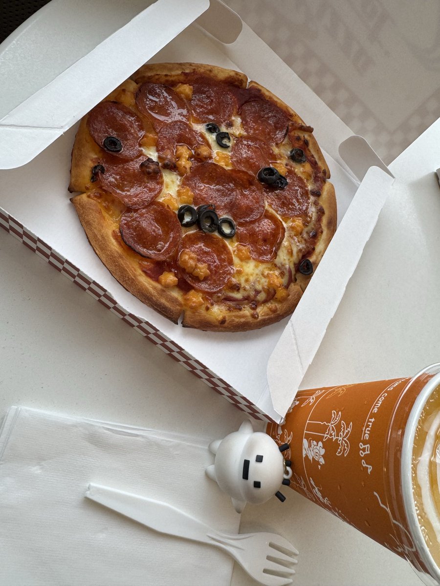 tampmap33's tweet photo. ディズニースズメちゃんしてきた笑
このペパロニピザ🍕ほんと美味しかった！どんどん黒くなるすずめちゃん。。
どうしようどうしよう。。 https://t.co/RcTco4nc7s