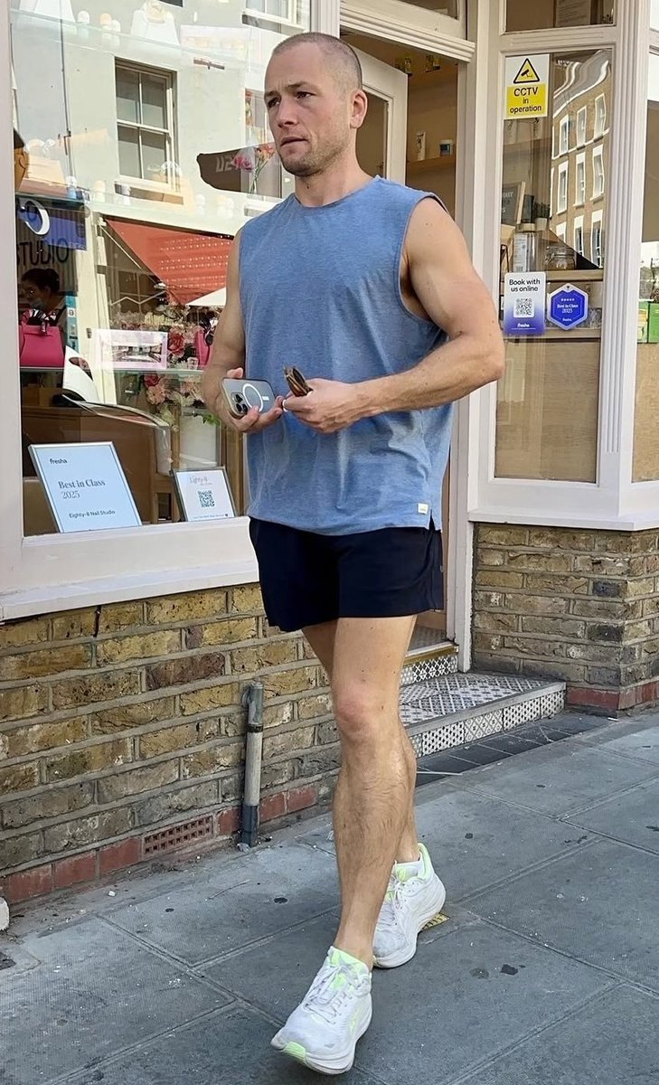 37Lemons's tweet photo. Welsh actor
FTM Taron Egerton

1) stair fail, knees separating = female...female calves, upside down egg skull with small face postioned low under 5head

3) female gait, short arms

4) wide hips, shorts pulled up too high https://t.co/SD87xBHNHD