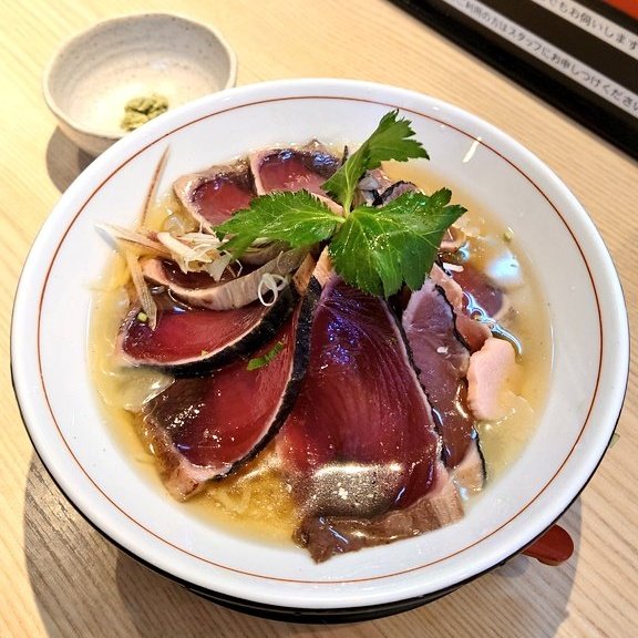 ramenkaiho's tweet photo. 🐟️牧野カツオは7/21㈫までの限定です🐟️
カツオ増しでご注文頂くと〆の出汁茶漬けまでメイン級にお楽しみ頂けます🥰
残しておいた具材をご飯に盛り付け
上からスープをかけて召し上がれ💞 
(スープにinではなく温かいご飯にスープをかけると表面に固まってきている鶏脂が溶けて美味です！) https://t.co/IpQmOUkTKh