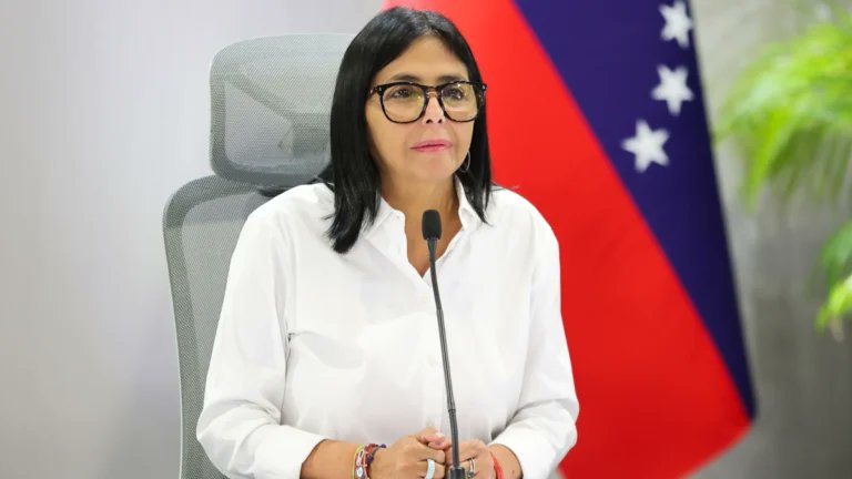 teleSURtv's tweet photo. 🚨 Delcy Rodríguez exigirá al rey de Inglaterra liberar el oro venezolano para atender la tragedia sísmica

🔴 La presidenta encargada anunció que enviará una carta al monarca británico para recuperar los recursos retenidos en el Banco de Inglaterra y destinarlos a los damnificados por el doble terremoto. "Ese oro es de nuestro pueblo y debe estar para atender esta tragedia", afirmó ante los responsables de los 87 campamentos transitorios. 

¿Debe la banca internacional liberar fondos soberanos de Venezuela frente a una emergencia humanitaria?

https://t.co/yq2k5VqSQ2