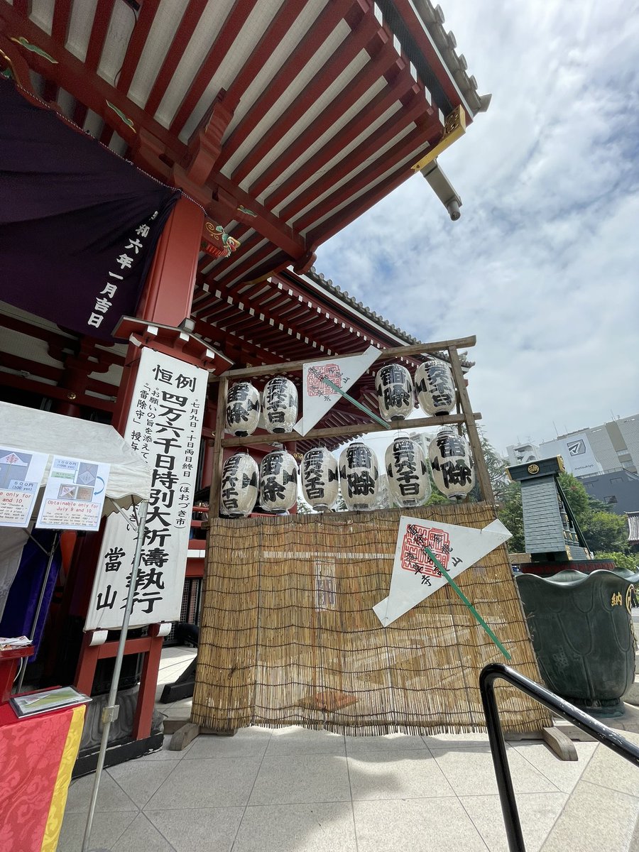 tera1134's tweet photo. ただ今活動中です。
おは寺の中でもお伝えした通り
今日明日、浅草寺の四万六千日、ほおずき市です。
浅草駅からもう外国！
雷門の大提灯、
参道、おみくじ処、
手水舎、少し離れた松屋も
フォーリンピープルが席巻。
そんな中、貴方の分も
お参り完了！
#tera1134 https://t.co/QSEgYlqTIB