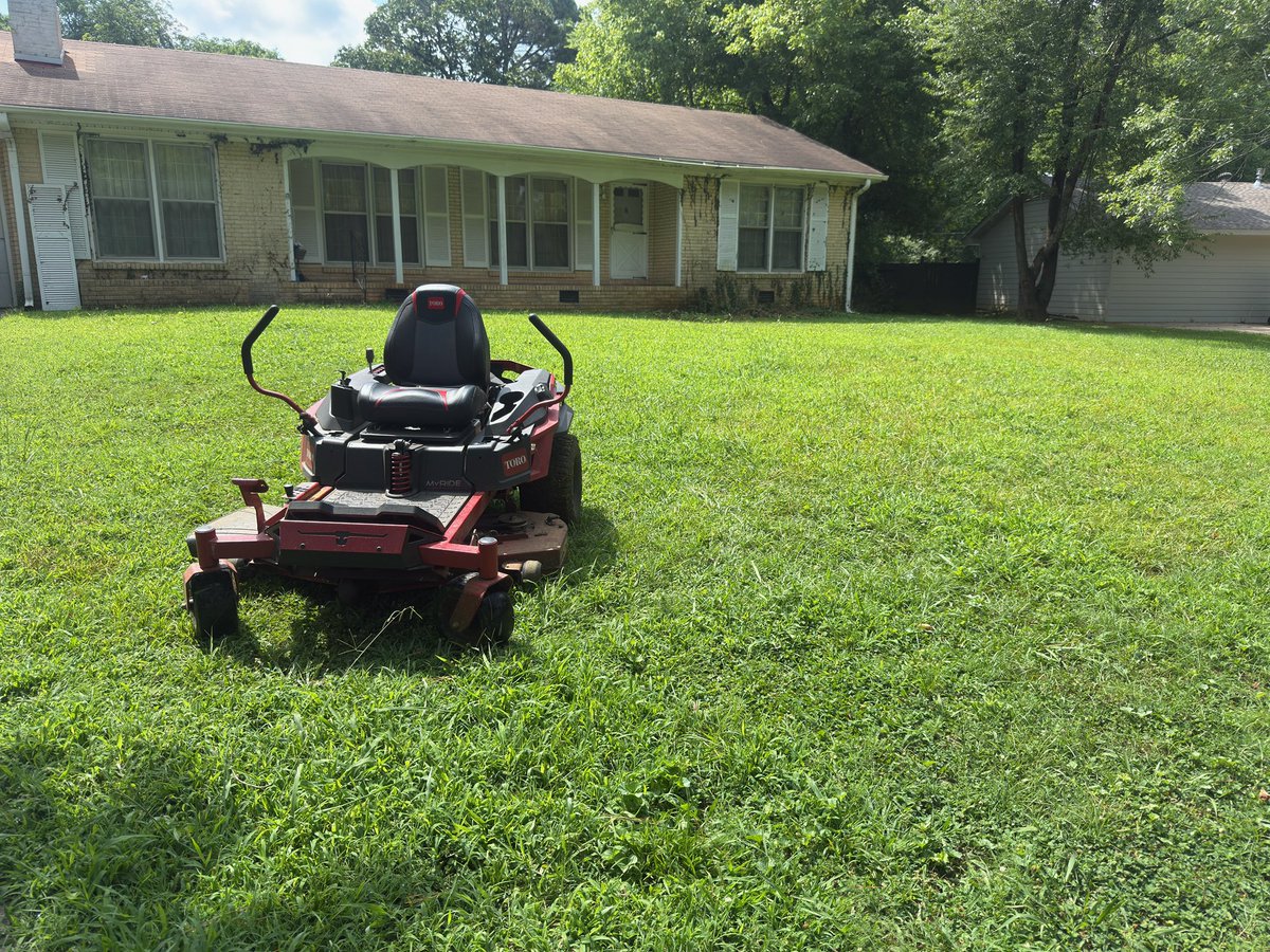 iamrodneysmith's tweet photo. Today , we had the pleasure of mowing Ms. Lufkins lawn . She was inside resting at the time . Making a difference , one lawn at a time . https://t.co/tRIkG2Ic4k