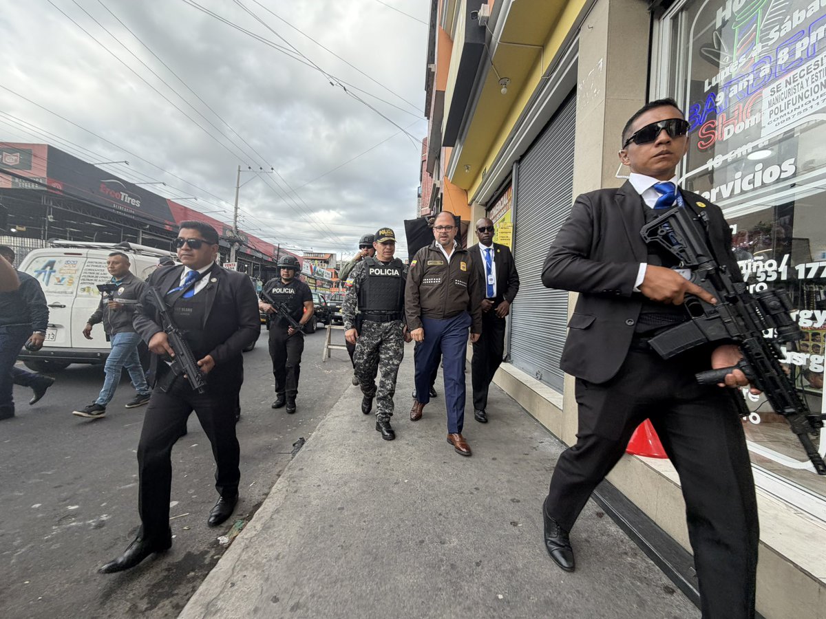JohnReimberg's tweet photo. En el Operativo Pandora en Quito, dispuesto por el presidente @DanielNoboaOk recorrimos con Policía Nacional, Fuerzas Armadas, Intendencia, Migración, algunos sectores del sur de la ciudad focos de delincuencia, tráfico de drogas y lugares disfrazados de centro de tolerancia pero que en realidad son verdaderas guaridas de ladrones. Estuvimos en El Conde y Martha Bucaram, donde encontramos micro expendedores de droga, armas blancas, extranjeros residiendo de manera irregular en el país, hostales sin permiso de funcionamiento, además de dos menores de seis años aproximadamente, sin cuidado de un adulto.

Estos operativos continuarán en todo el país y nada ni nadie nos va a detener.

Seguimos trabajando.