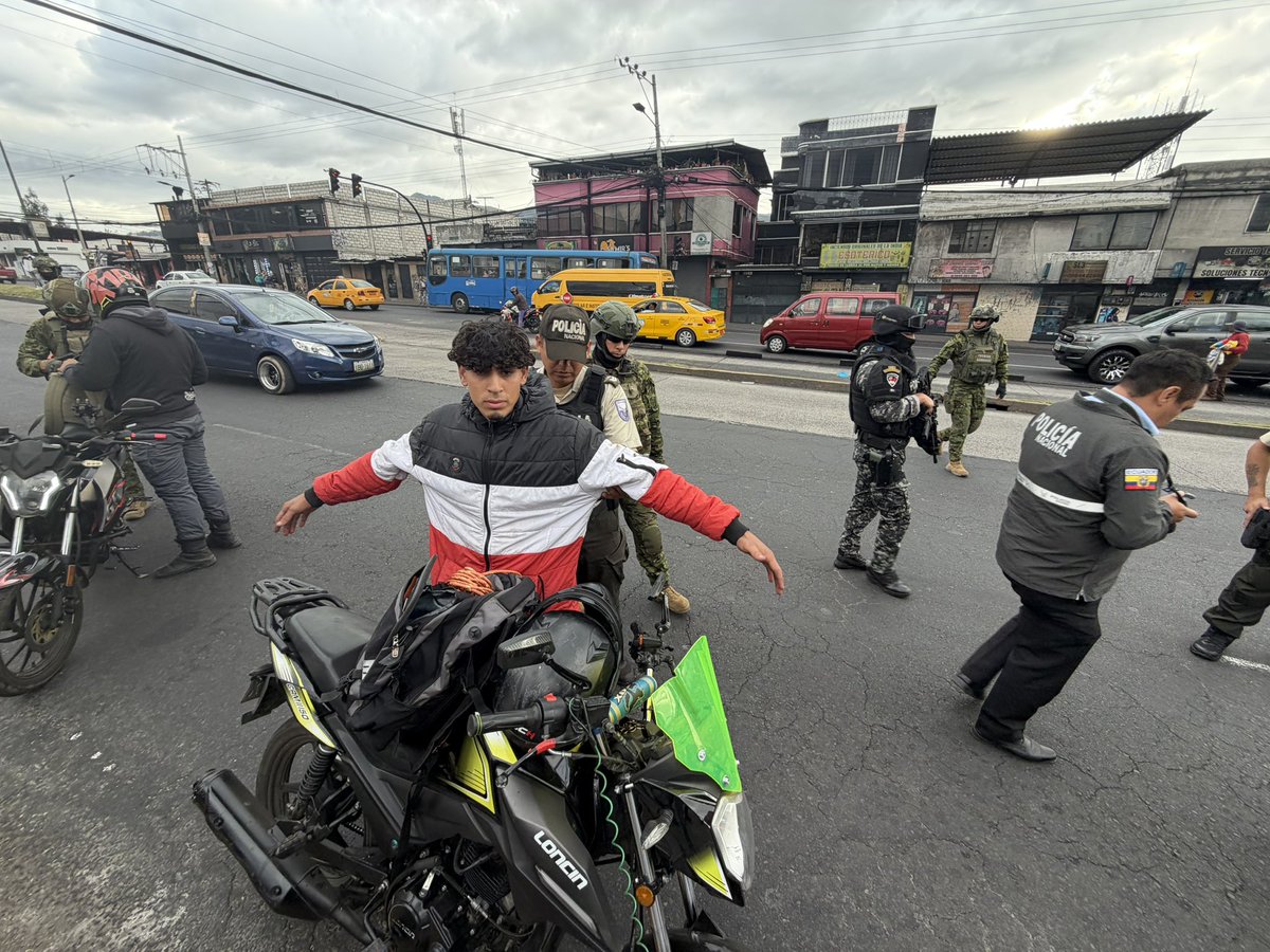 JohnReimberg's tweet photo. En el Operativo Pandora en Quito, dispuesto por el presidente @DanielNoboaOk recorrimos con Policía Nacional, Fuerzas Armadas, Intendencia, Migración, algunos sectores del sur de la ciudad focos de delincuencia, tráfico de drogas y lugares disfrazados de centro de tolerancia pero que en realidad son verdaderas guaridas de ladrones. Estuvimos en El Conde y Martha Bucaram, donde encontramos micro expendedores de droga, armas blancas, extranjeros residiendo de manera irregular en el país, hostales sin permiso de funcionamiento, además de dos menores de seis años aproximadamente, sin cuidado de un adulto.

Estos operativos continuarán en todo el país y nada ni nadie nos va a detener.

Seguimos trabajando.
