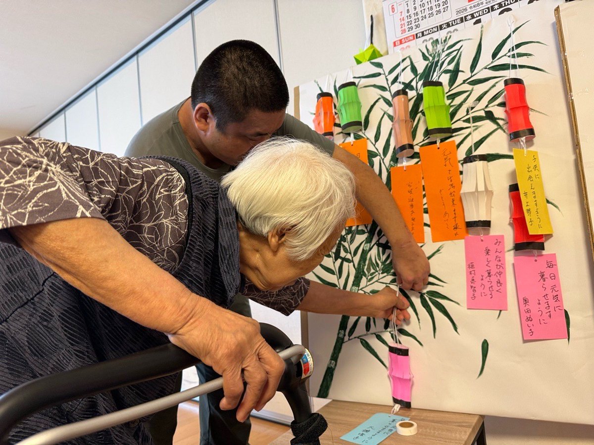 kuushinelm's tweet photo. 特養の七夕行事です。自分で願い事を書けない方は、スタッフが聞き取り代筆。聞き取りも大切なコミュニケーション。笹の絵はミャンマー人スタッフの直筆です。
＃高齢者複合福祉施設　＃特養　＃グループホーム　＃介護　＃七夕 https://t.co/50qTLpiMU5
