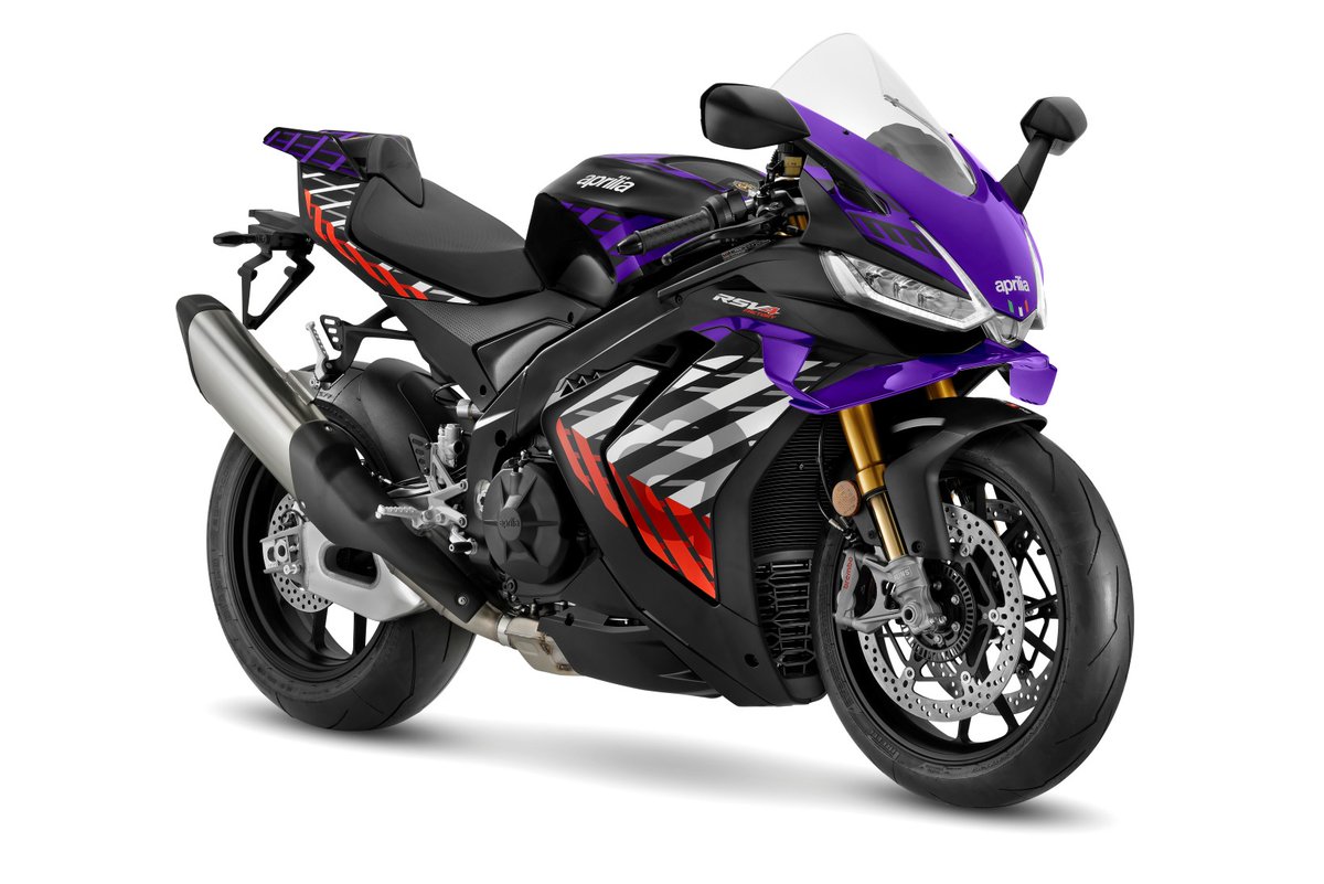 apriliatsu22827's tweet photo. 2026年モデル発売開始‼️

やって来ました‼️
2026年RSV4FACTORY、RS660FACTORY発売決定です👀

最高出力220HP‼️
アプリリアのフラッグシップスーパースポーツ
RSV4FACTORY🏁

装備重量183kg‼️
アプリリアの真髄モデルと言われる
RS660FACTORY⚜️

この2台が正式発表されました‼️

ご検討中の方‼️
お早めにご連絡くださいませ🙇‍♀️
お待ちしております‼️
#RSV4factory
#rsv4factory
#rs660factory
#アプリリアつくば