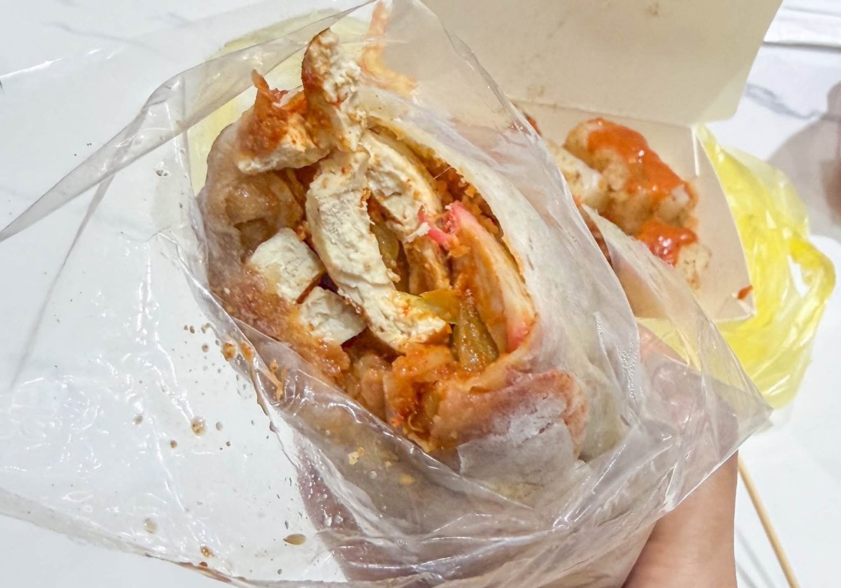 ally32354's tweet photo. 一天只賣2小時的巷子內潤餅！皮Q配料塞到要兩隻手才圈的住，使用福源花生粉，吃過就會上癮的獨特香甜，加芥末辣椒都好好吃。 https://t.co/ksY9WYe42A