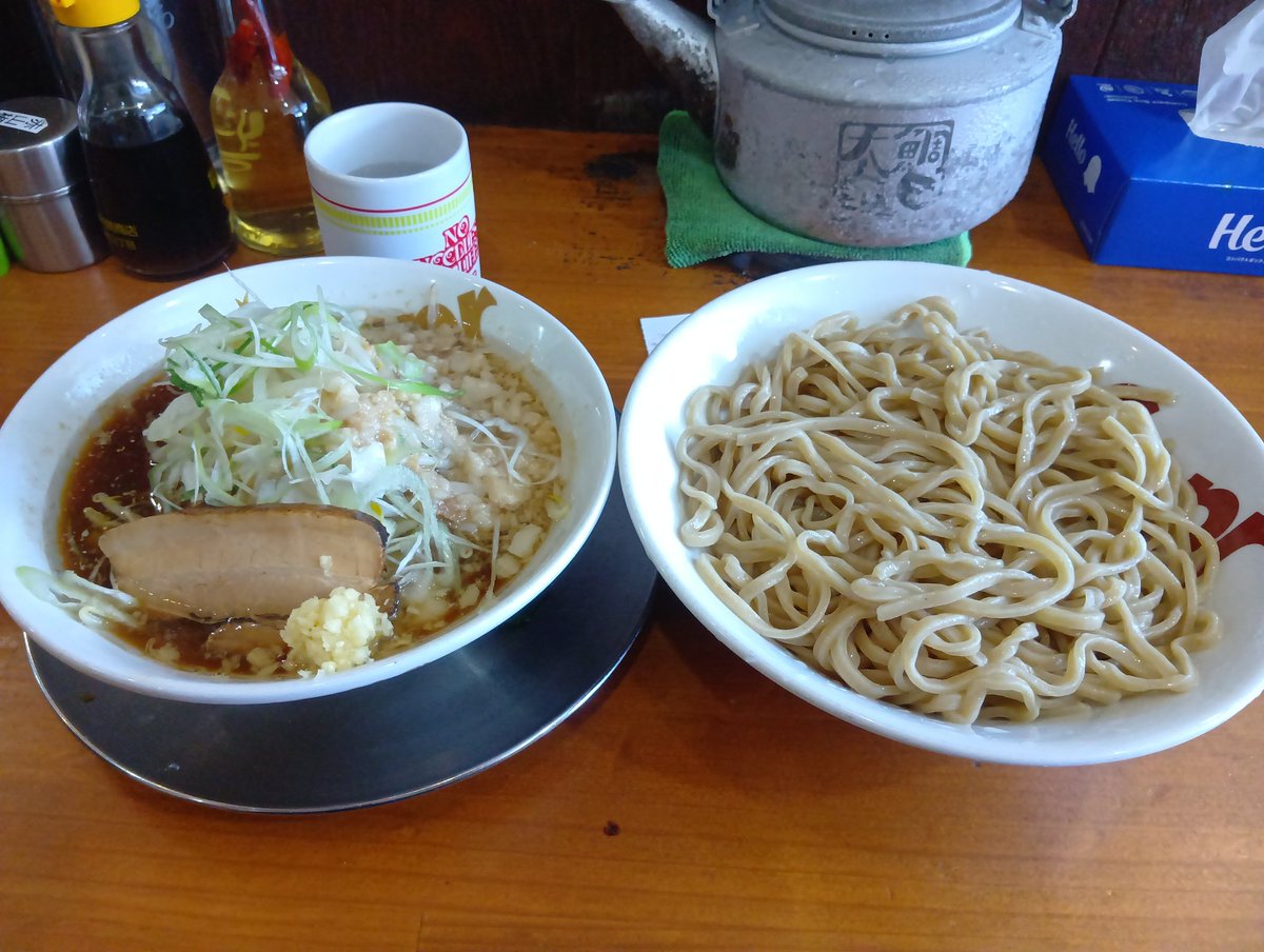 shuttle0103's tweet photo. 山形県山形市飯田
夏カノさん

つけ麺「中」300㌘
ニンニク少なめ　脂マシ　1200円

今日は１巡目で…😉待ちました🤣

硬めの中太麺　濃い目のスープ
麺が絡んでマジ旨です(-ω☆)ｷﾗﾘ

チャーシュー🐷がまた…旨い
最後に割りスープ🤤完飲

うめがったっ🤤ご馳走様でした🙇
次はもりそば食べねば🤤 https://t.co/MlQnno1Kva