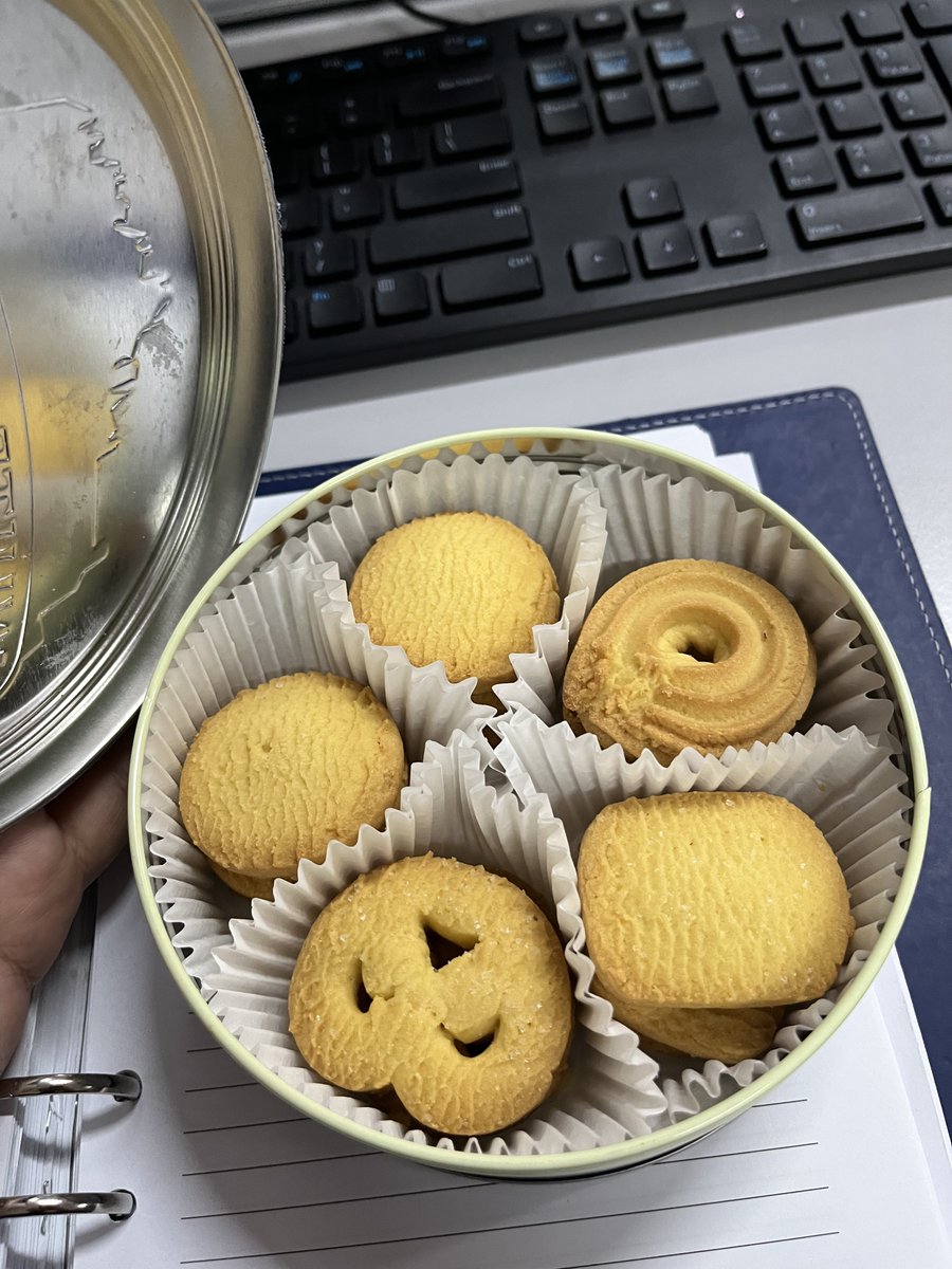 IzzraifHarz's tweet photo. sedihnya buka bekas ni tak jumpa sewing kit.. day ruined 💔💔 https://t.co/e19nQSfYrS