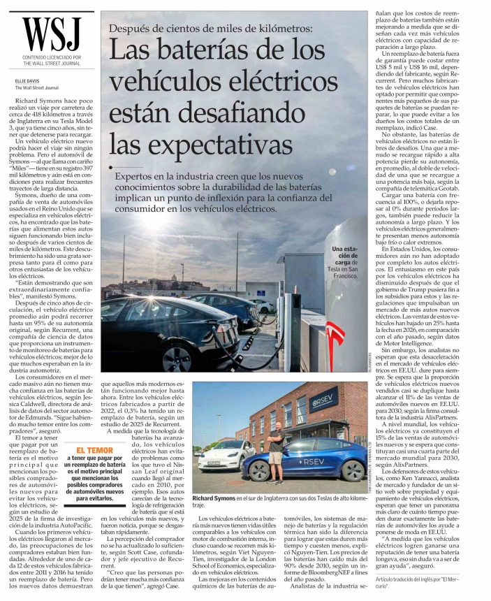 marcelomena's tweet photo. Muchos de los mitos de autos eléctricos son una confluencia de desinformación de los intereses fósiles, y gente que le gusta caer en teorías de conspiración.  Lo cierto es que las baterías de almacenamiento duran mucho más de lo esperado, y cuando las reemplazas cuestan menos de la mitad de lo que te costaron las originales. Se reciclan y tienen tremendo valor en sí. En Chile tenemos la experiencia de una flota eléctrica de buses que ha funcionado impeque, ninguna se ha incendiado (y pensemos cuantas micros se incendian solas, de hecho la tasa de incendio motor fosil vs eléctrico es 60x).