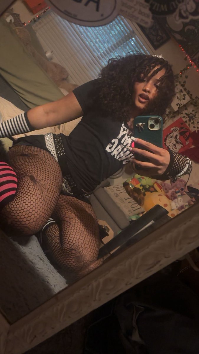slvttyadalea's tweet photo. bored and need a desperate attention hungry piggy to drain tonight 💋 hmu 
#findom #piggydraining https://t.co/9je8WQDBsx