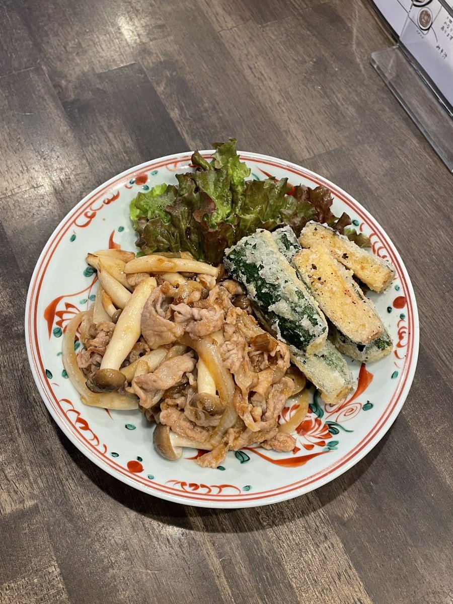 base_basement's tweet photo. おはようございます。
本日通常営業です。

今日の日替わりランチメニュー

しめじと豚バター醤油炒め
ズッキーニ唐揚げ

勝手ながら明日のランチは
おやすみします。
申し訳ございません。
夜は営業します、よろしくお願いします。 https://t.co/c12TPJFjhO