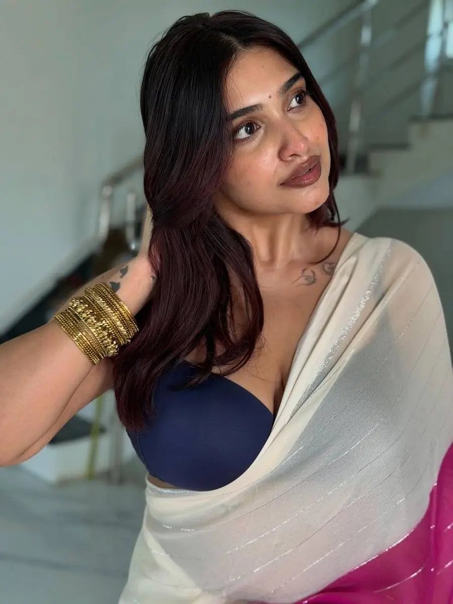 Amarkkalam_Vasu's tweet photo. Day starts with her🥰

SUZANNE SHARON 💙 🤍 😘 
#suzanne https://t.co/GN7dUtevqe