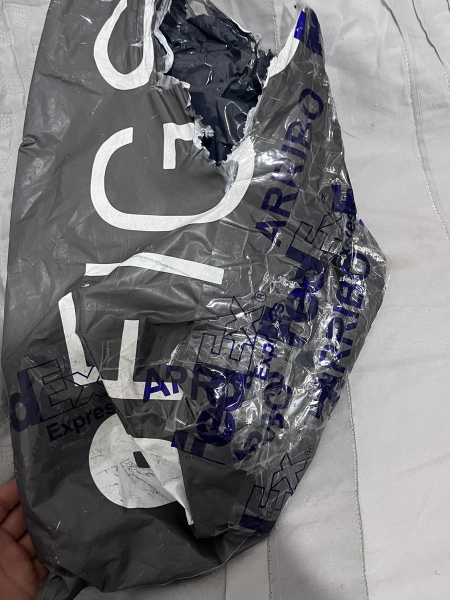 gianna_romo's tweet photo. Ves @FedEX como si se pueden entregar paquetes sin robar 😌 este me lo entregó DHL y el segundo ustedes (me robaron dos pantalones). https://t.co/BbGmOHttQ5