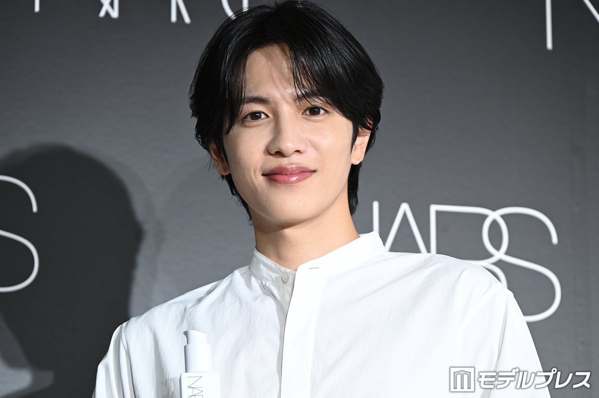 modelpress's tweet photo. 志尊淳「結婚会見みたい（笑）」
フォトセッションで戸惑い💭
https://t.co/YZZ3vOK0qK

美肌披露＆朝のこだわり明かす
「母が家に来たときに『なんかあんた、肌きれいだね』『ママのはないの？』って言われた」

NARS「ライトリフレクティング クレンジングオイル」PRイベントに登場✨ https://t.co/BSVXHlqCFq