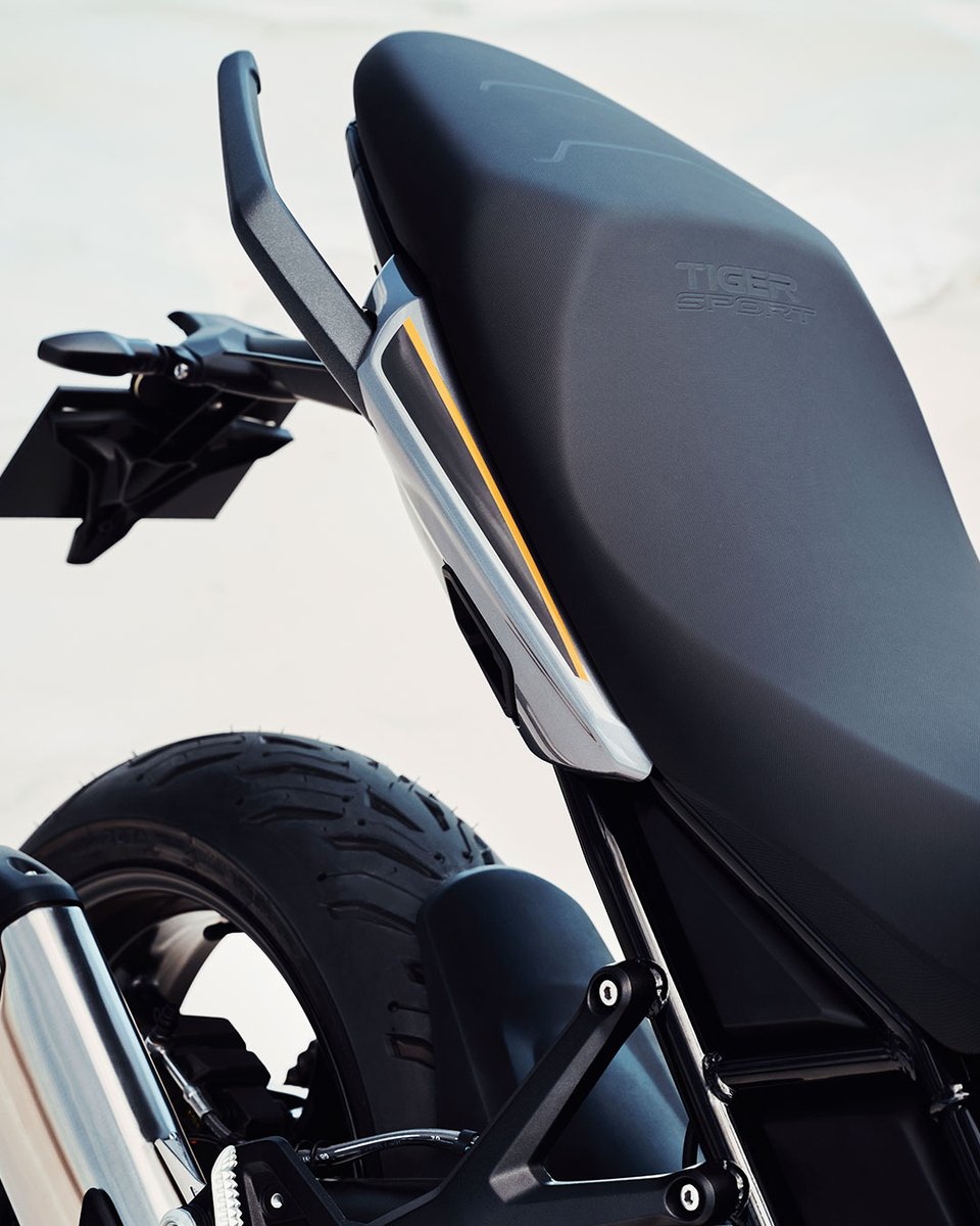TriumphJapanKK's tweet photo. 印象的な新色のSapphire blackが、Tiger Sport 800のアグレッシブなスタイリングと圧倒的な存在感をさらに際立たせる。 https://t.co/9ZRpGjoYhX