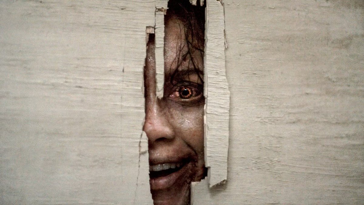 carouselshotgun's tweet photo. love it when the deadites play a little peekaboo https://t.co/Ej0PgonD88