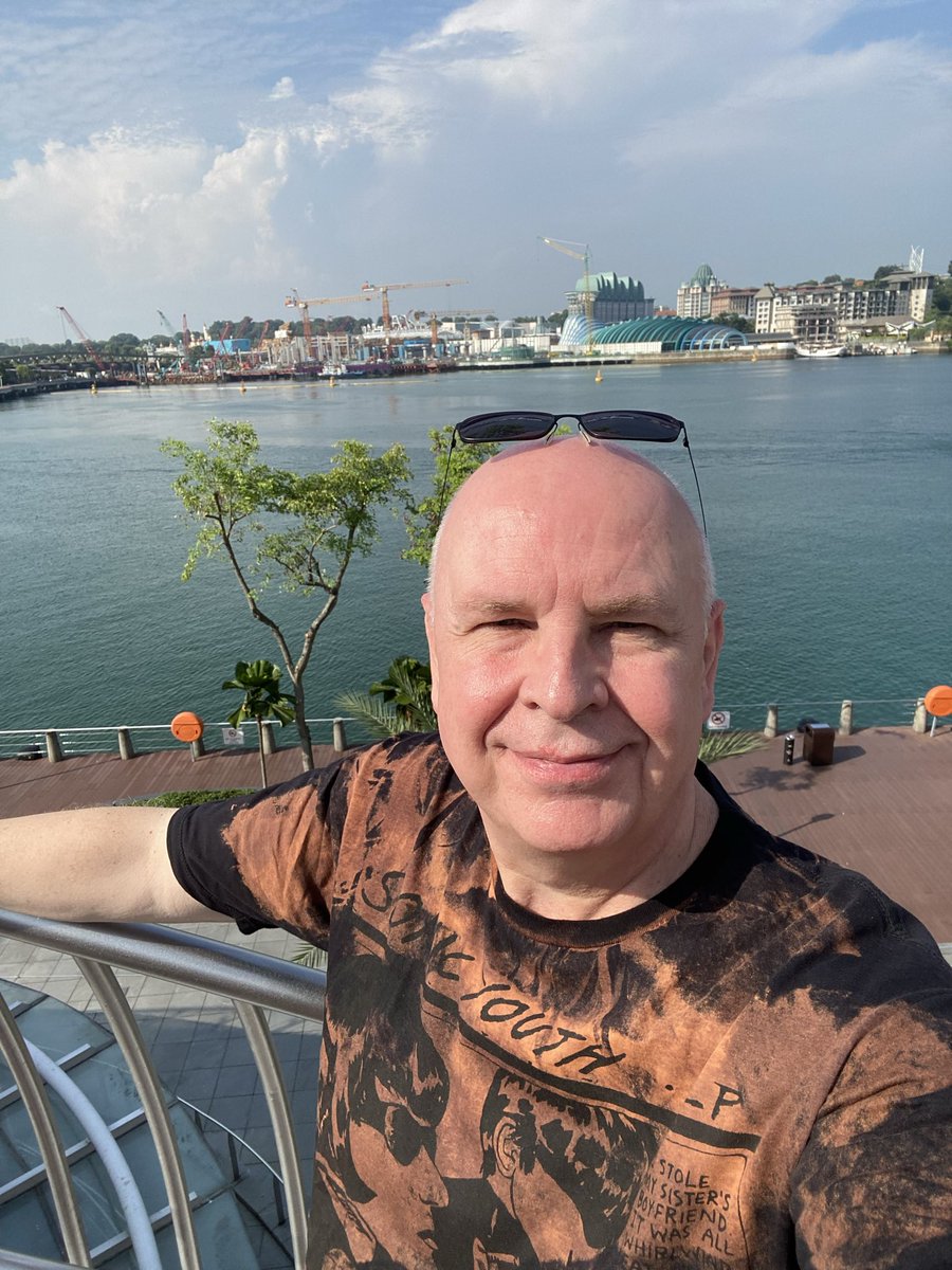 BvB_Megge's tweet photo. Good Morning! With 32.5 degrees at 8:30 am and lots of sun, it’s gonna be a hot day 

Not sure how I ended up with the alternative (?) US rock band “Sonic Youth” shirt though 🤔 the motif is the cover art for the 1990 album “Goo”

#SonicYouth #altRock #hotDay #Singapore https://t.co/251NFc0FUq