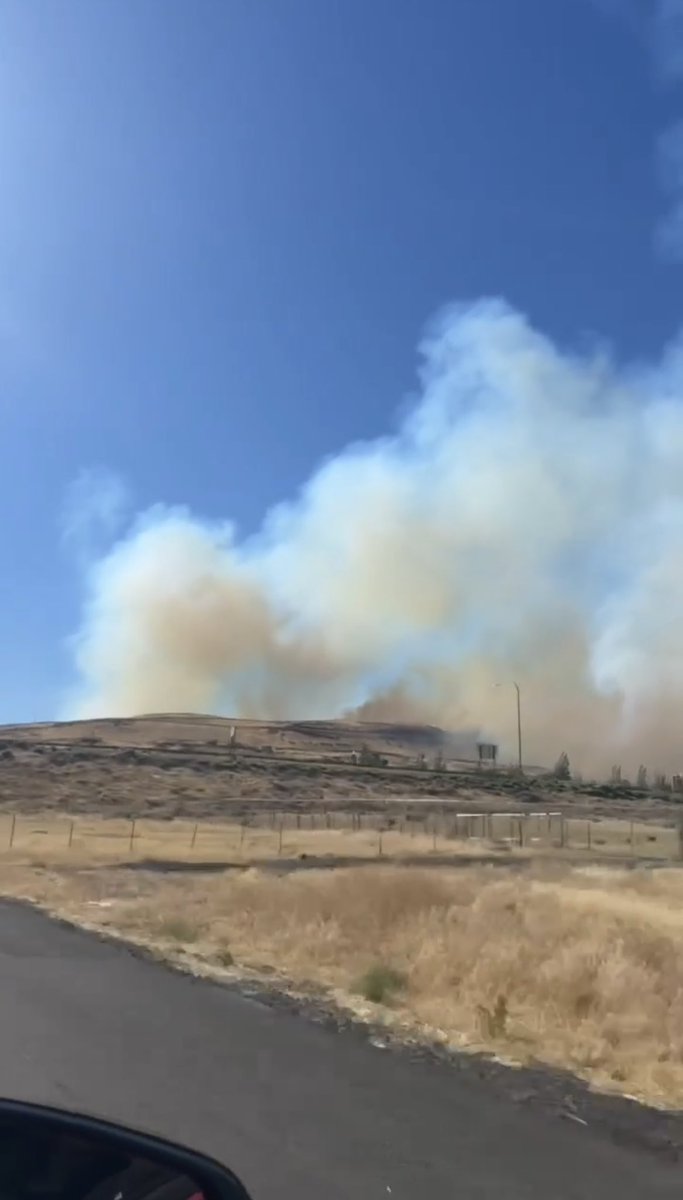 AlexMcLoon's tweet photo. The Ryegrass Coulee Fire has grown to 500 acres near Vantage, according to DNR. The rapidly moving wildfire prompted Level 3 “Go Now” evacuations for the town. DNR has 6 engines, 1 dozer, 1 air attack and 2 helicopters responding. (Tyler Collins) https://t.co/yesiWqzoxj
