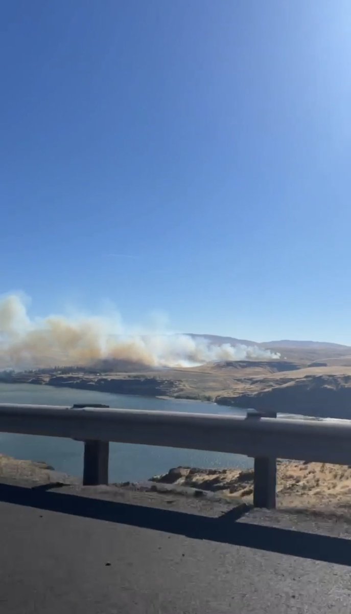 AlexMcLoon's tweet photo. The Ryegrass Coulee Fire has grown to 500 acres near Vantage, according to DNR. The rapidly moving wildfire prompted Level 3 “Go Now” evacuations for the town. DNR has 6 engines, 1 dozer, 1 air attack and 2 helicopters responding. (Tyler Collins) https://t.co/yesiWqzoxj