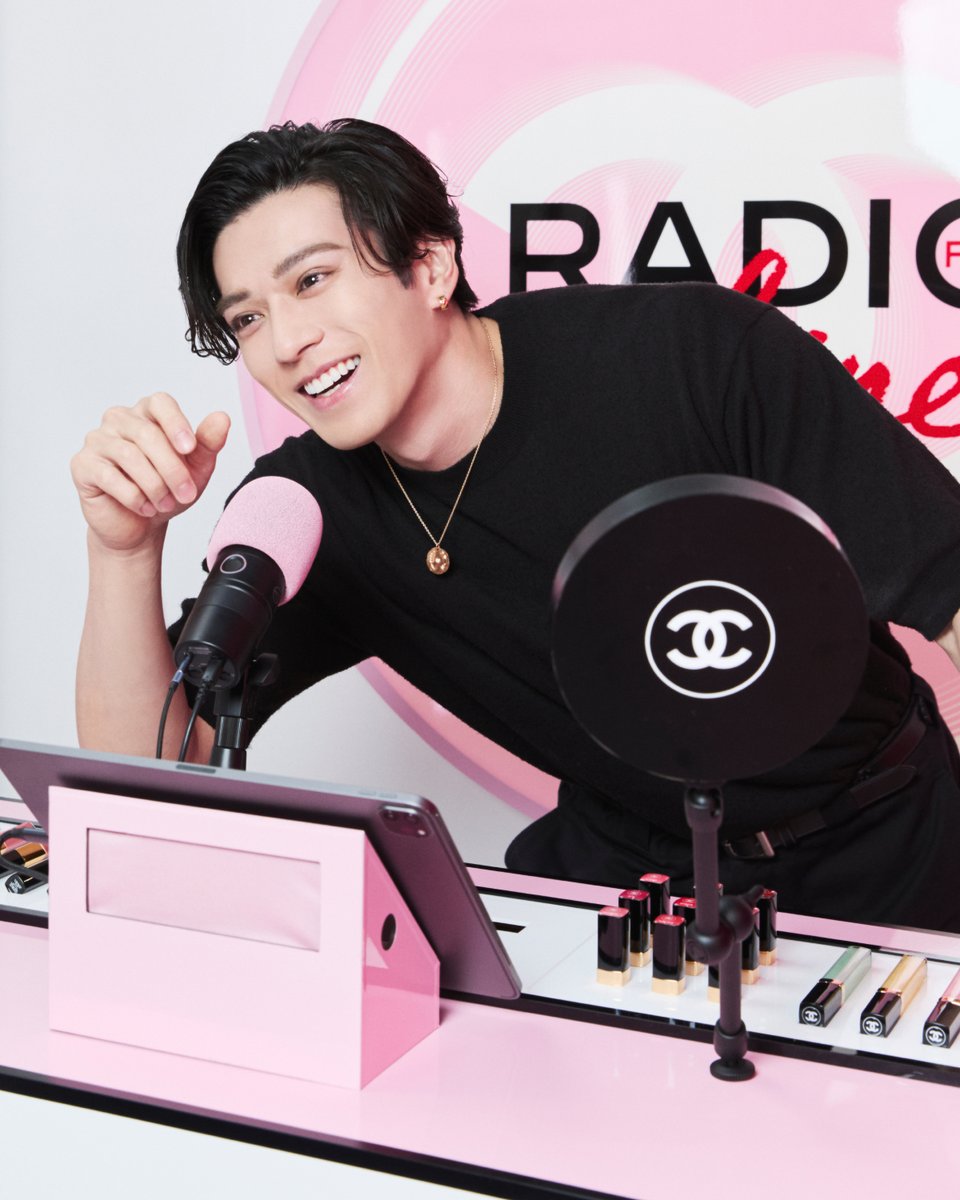 CHANEL_JP's tweet photo. ルージュ ココ イドゥラ グロスの発表を記念してオープンした期間限定のラジオ ステーション。

シャネル フレグランス＆ビューティ アンバサダーの宮沢氷魚@MiyazawaHio、メゾンの友人であるJURIN (XG)@XGOfficial_、新田真剣佑@Mackenyu1116、豊田裕大が来場しました。