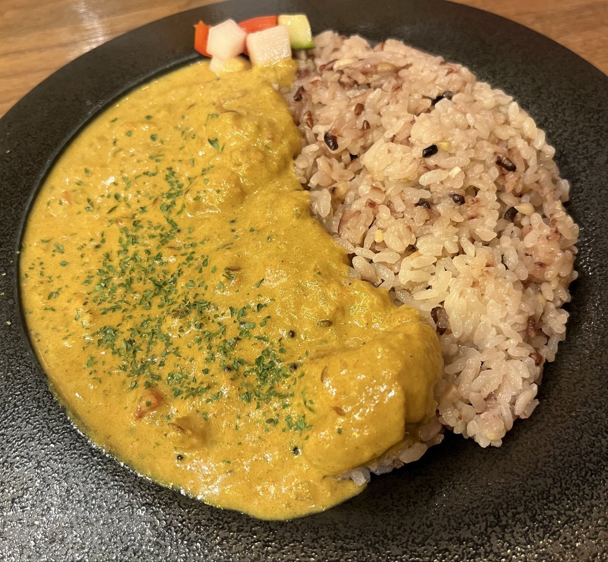 gohan_meshitomo's tweet photo. 【優しいカレー】
🚉新高円寺駅
🏬カレーライフバランス
🍛ココナッツチキンカレー

粘度高く、雑穀米と
しっかり馴染む一皿

多種のお茶飲み放題（有料）
など、こだわりあり

ごちそうさまでした

＃新高円寺駅
＃杉並区
＃カレーライフバランス
＃分子栄養学
＃スパイス���レー https://t.co/M9QWITVDja