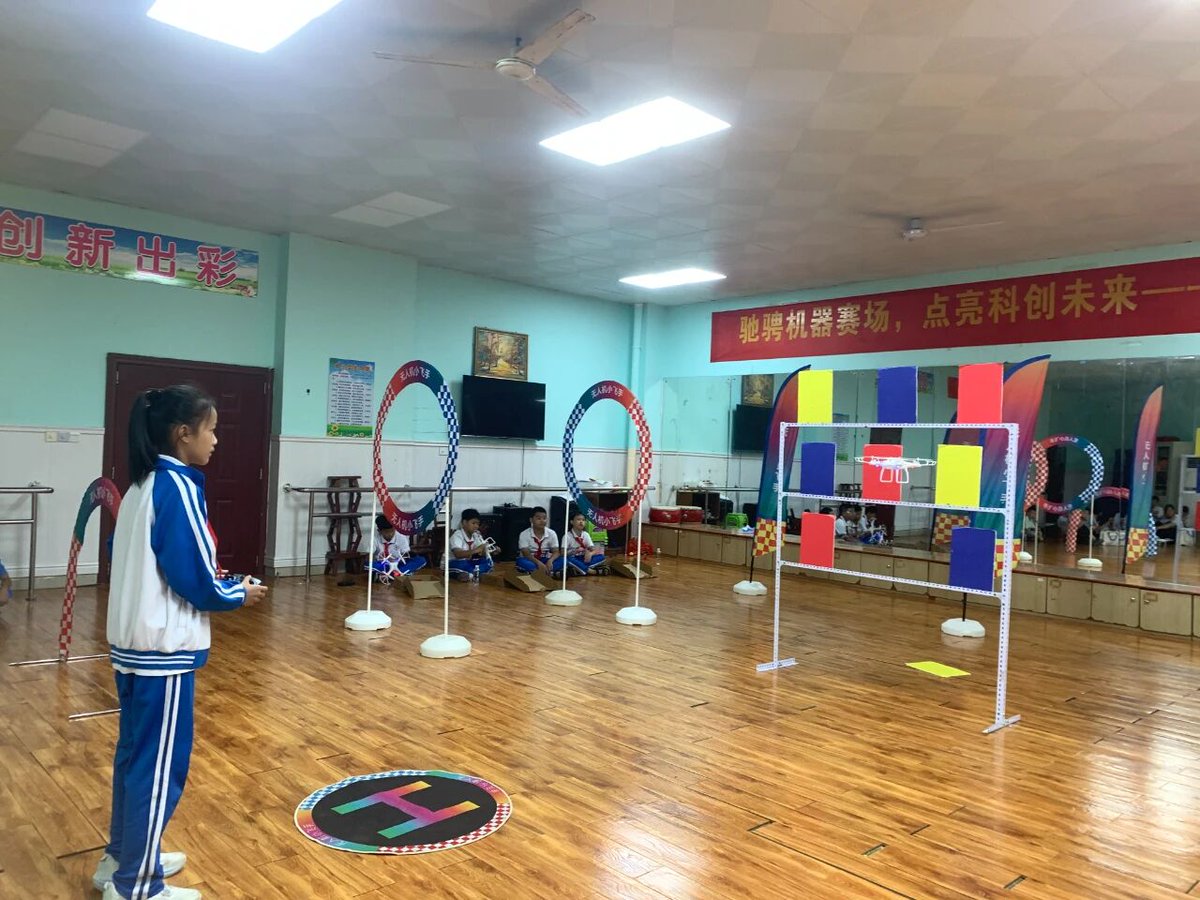 InvestChengmai's tweet photo. 🧑‍🎓At the second Chengmai Robotics Competition, 256 primary and secondary school students took to the stage to showcase their tech prowess. The event featured multiple tracks, including robotics, drones, multi-genre programming, and AI-driven creative design. Young participants built models, wrote code, and piloted aircraft, unleashing their full creative potential in the world of technology.