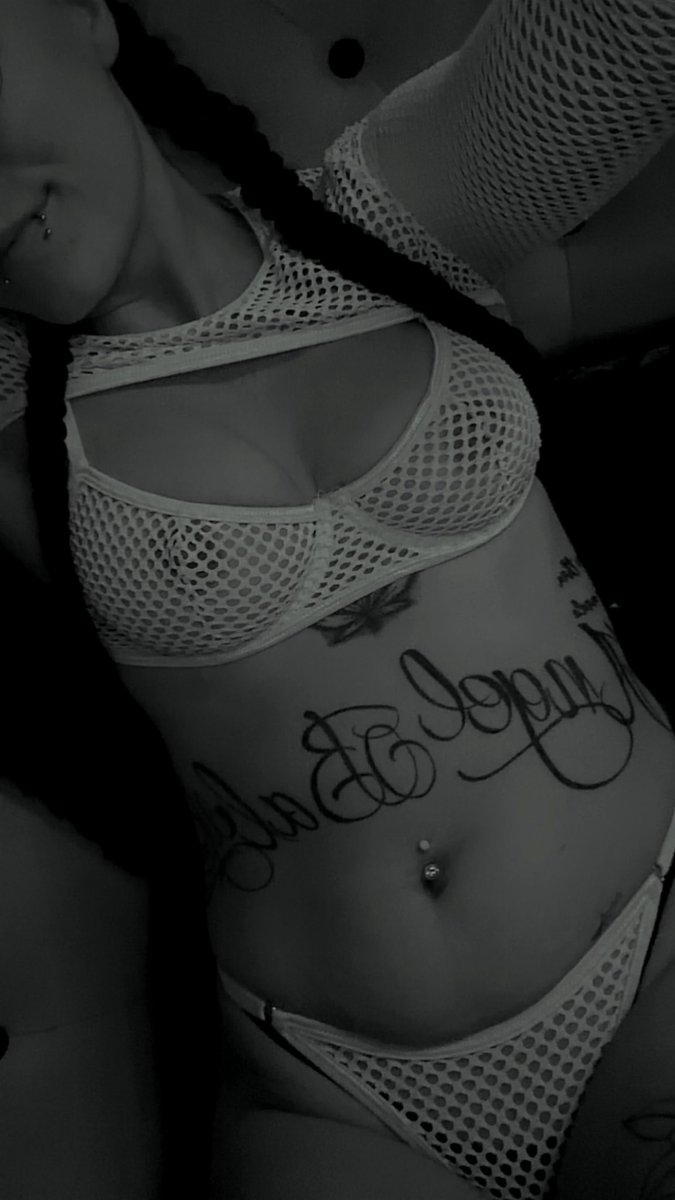 maskedqueen0420's tweet photo. #baddie 
#boobs 
#TattooVibes 
#TattooedAngel 
#braids https://t.co/WKLurTK2l8