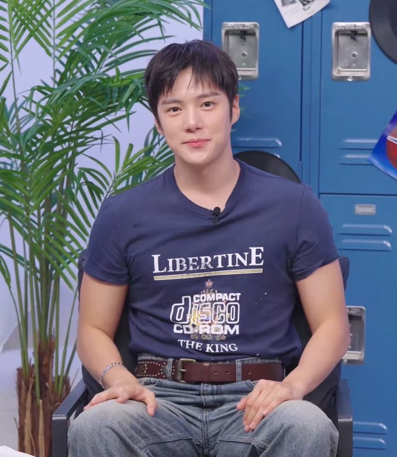 reachingminhyuk's tweet photo. selamat pagi lee minhyuk baju biru lengan pendek live special monmukgo gyeongju dengan short black hair, selain lee minhyuk langsung malem aja, gausah menikmati pagi lah kalian https://t.co/VQ4qeBHAps